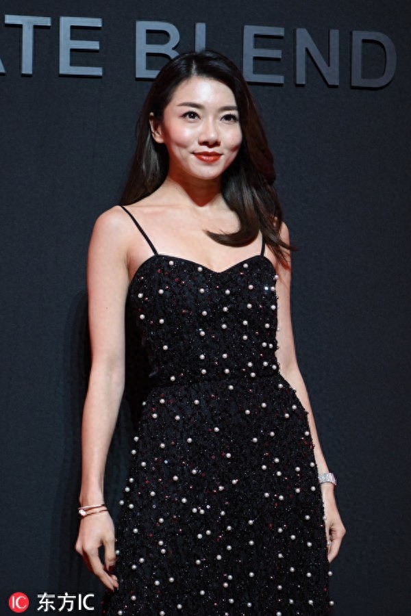 郑恺前女友程晓玥大秀美背性感撩人,可脸上的饱满苹果肌好抢戏