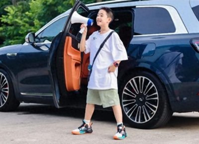 Jasper街头英语采访路人,语言能力超强,应采儿满脸骄傲