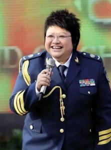 韩红瘦了!小脸大眼吃生肉,无名指戒指抢眼