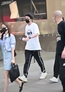 王思聪陪堂妹逛街,全程呵护备至,两人五官相似,一身名牌超奢华