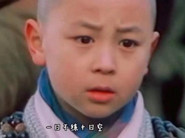 释小龙年轻美照（释小龙老婆带女儿出游被拍）(7)