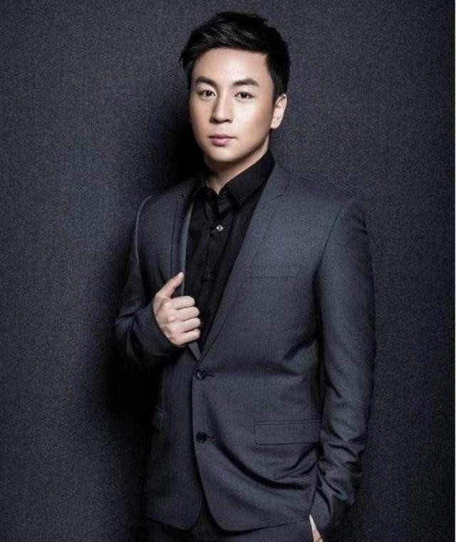 释小龙年轻美照（释小龙老婆带女儿出游被拍）(1)