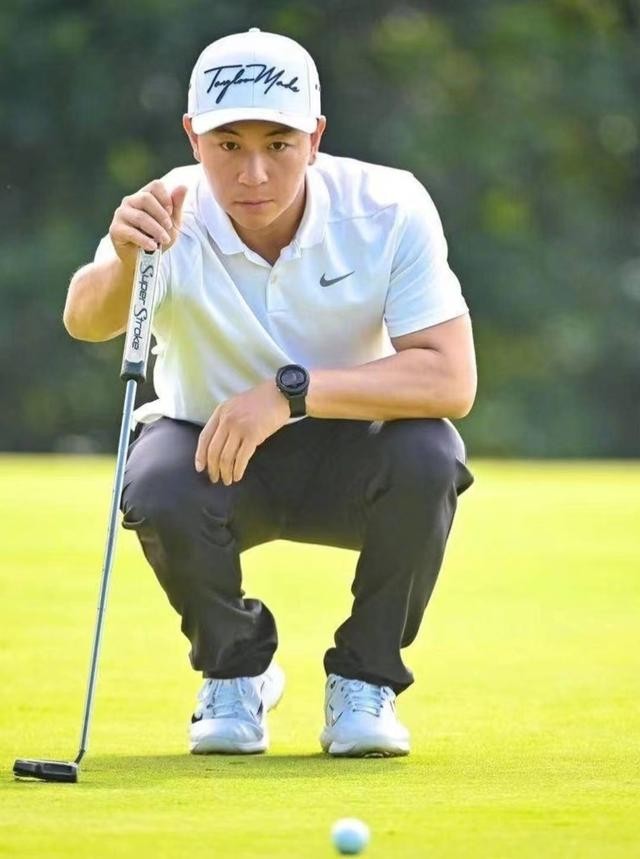 释小龙年轻美照（释小龙老婆带女儿出游被拍）(8)