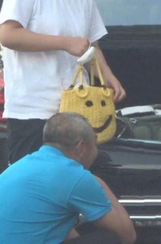 释小龙年轻美照（释小龙老婆带女儿出游被拍）(3)