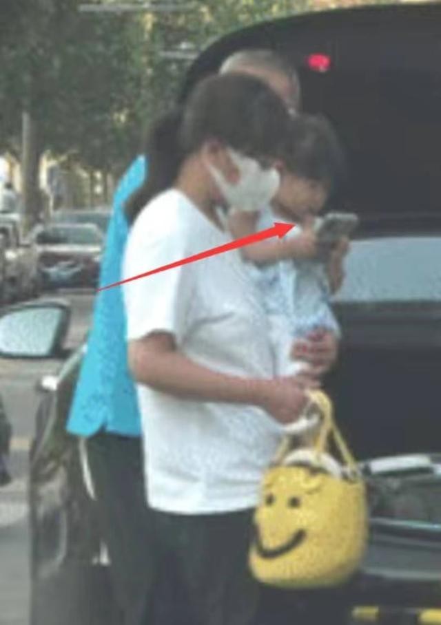 释小龙年轻美照（释小龙老婆带女儿出游被拍）(4)