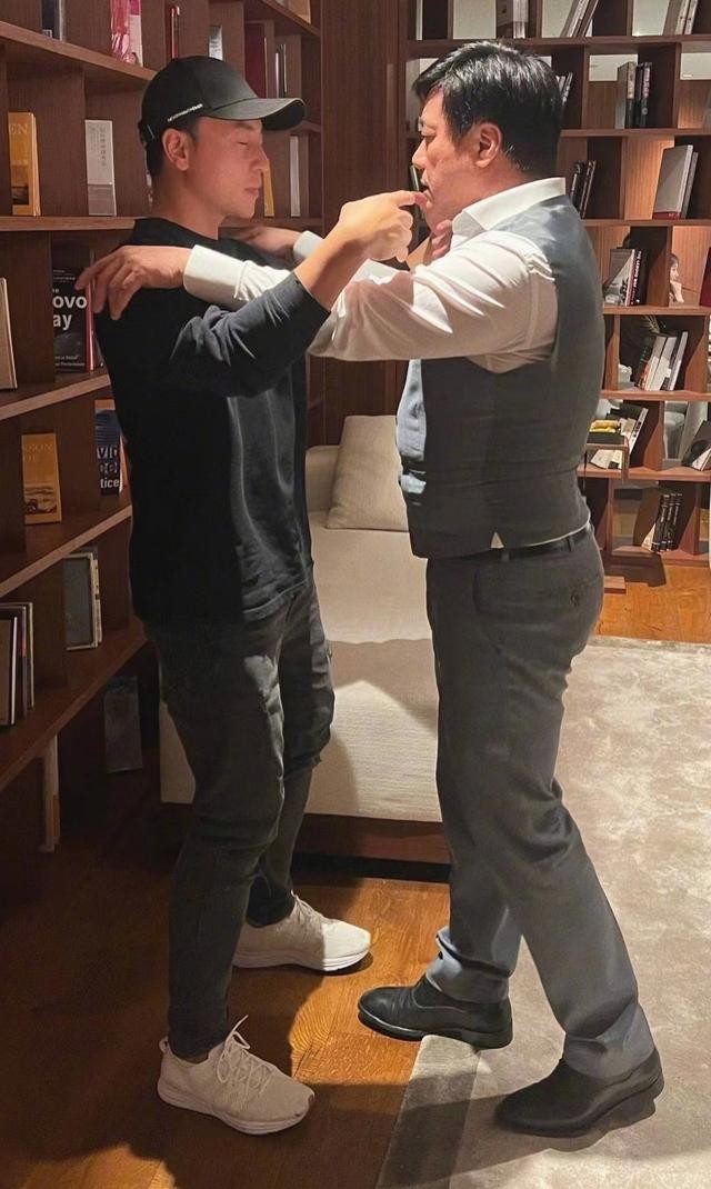 释小龙年轻美照（释小龙老婆带女儿出游被拍）(12)