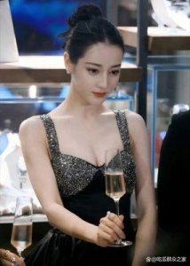 迪丽热巴:完美深V礼服展现人间小仙女的身材秘密