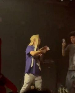 ​说唱歌手Kenrobb演出现场撒钱 总共狂甩出10万现金