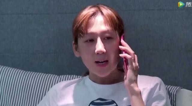 陈浩民老婆五年剖腹生四胎,无奈崩溃到拿针扎大女儿,何洁都哭了