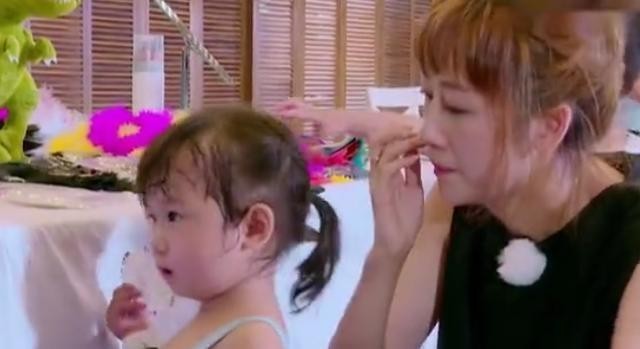 陈浩民老婆五年剖腹生四胎,无奈崩溃到拿针扎大女儿,何洁都哭了