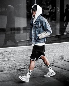 ​“卫衣+运动裤”很适合春天，这样搭潮流简便，不会穿也能驾驭