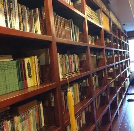 参观郭德纲的豪宅,家里有6米长的书柜,占据整面墙非常霸气