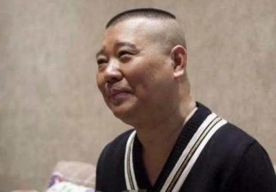 参观郭德纲的豪宅,家里有6米长的书柜,占据整面墙非常霸气