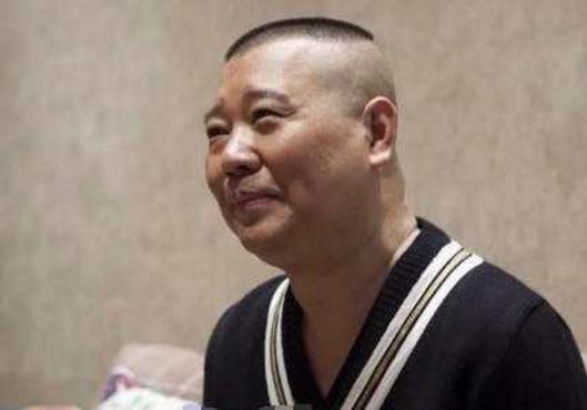 参观郭德纲的豪宅,家里有6米长的书柜,占据整面墙非常霸气