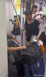 后续!男子拒让座被老人雨伞殴打,评论区骂声一片,地铁官方回应