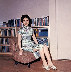 ​1970年，张灵甫妻子王玉玲在美国留影，42岁她性感漂亮，风韵犹存