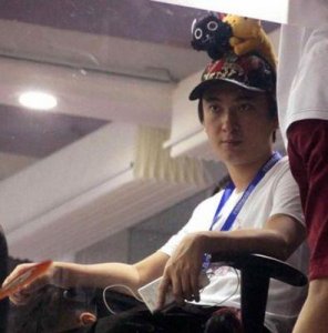 王思聪年轻照曝光,披肩长发英俊潇洒,网友:酷似古惑仔