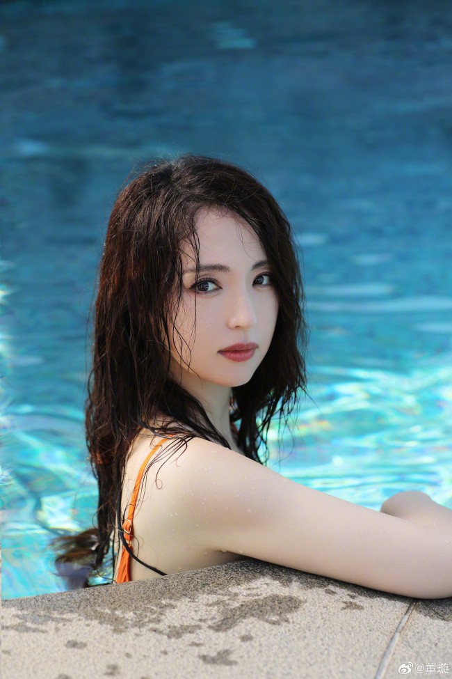 香!姐姐鲨我!43岁董璇湿发雪肤大方秀事业线