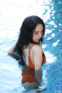 香!姐姐鲨我!43岁董璇湿发雪肤大方秀事业线