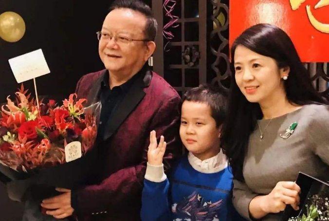 60岁老来得子,王刚娶小27岁娇妻,为养儿不敢老录节目至凌晨4点