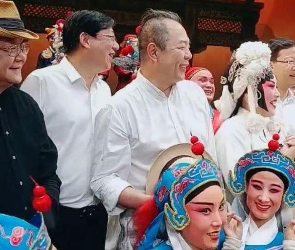 60岁老来得子,王刚娶小27岁娇妻,为养儿不敢老录节目至凌晨4点