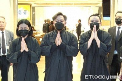 张震、张翰三鞠躬向媒体致谢「妈妈喜欢热闹,你们来很好」