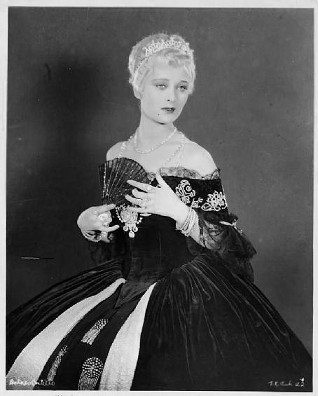 多洛雷斯·卡斯特洛个人资料写真作品