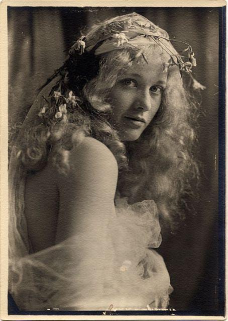 多洛雷斯·卡斯特洛个人资料写真作品