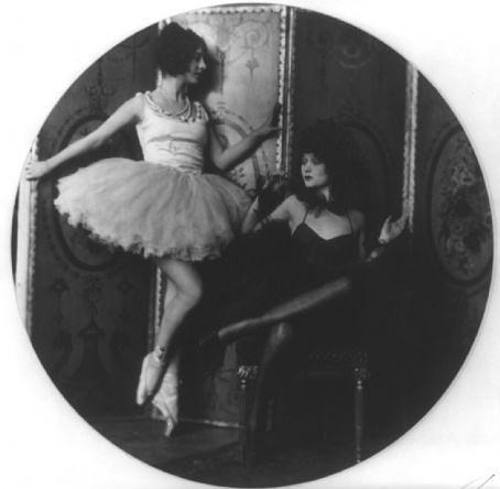 多洛雷斯·卡斯特洛个人资料写真作品