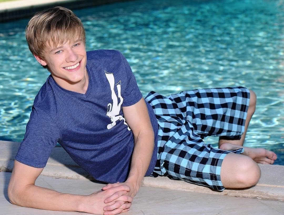 卢卡斯·提尔个人资料写真作品