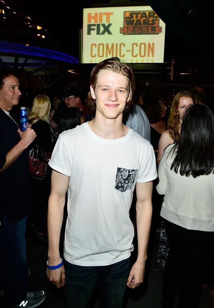 卢卡斯·提尔个人资料写真作品