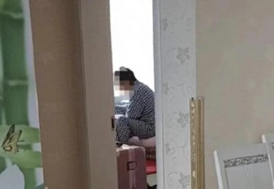 重庆一高校原院长被曝诱骗学生,校方回应:已降低其退休待遇