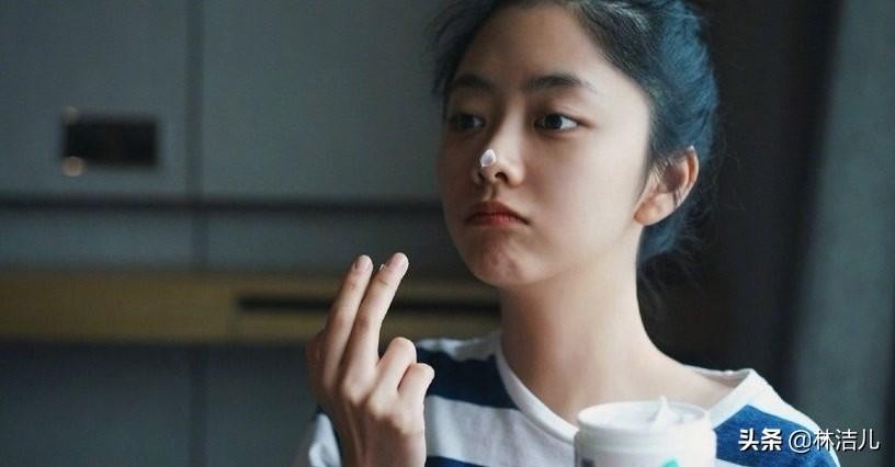 被谭松韵的“素颜杀”美到了，怼脸拍皮肤太好，她真不是大学生？