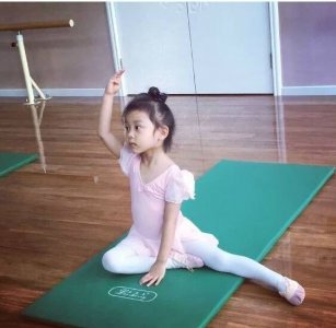 甜馨练芭蕾轻松趴地一字马 贾乃亮不服晒照片 图片太妖娆闪瞎眼