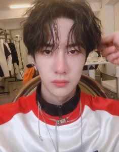 小编偶遇王一博考汽车驾照,摩托车赛车手居然没有小车驾照?