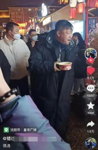 贾冰吃夜市被拍,跟网友聊天很亲民,因出演“徐江”大火