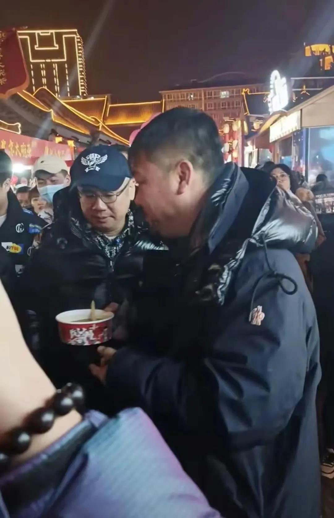 贾冰吃夜市被拍,跟网友聊天很亲民,因出演“徐江”大火