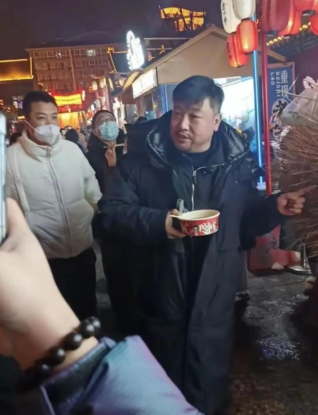 贾冰吃夜市被拍,跟网友聊天很亲民,因出演“徐江”大火