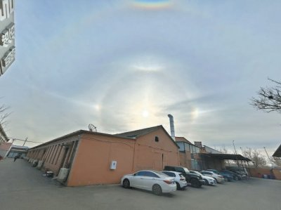 空中出现三个太阳? 两边亮点为幻日 高空冰晶折射形成