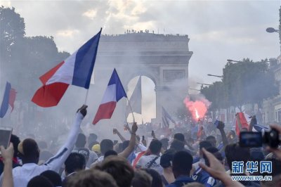 法国夺世界杯冠军 举国狂欢庆贺