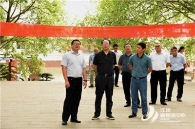 节日情暖教师心 区领导慰问江津第五中学