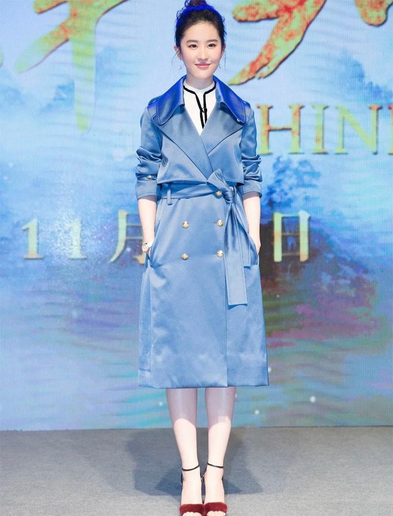 穿“风衣”时髦还得看刘亦菲,不管配裙子还是裤子,都洋气好看