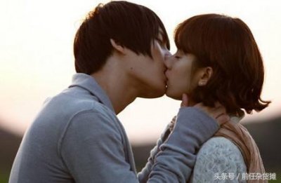 ​演员拍吻戏是真吻还是假吻（演员拍吻戏时是真的在吻还是借位）