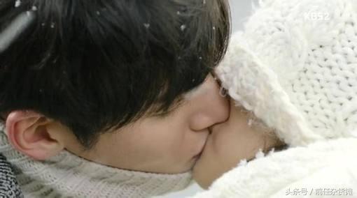 演员拍吻戏是真吻还是假吻(演员拍吻戏时是真的在吻还是借位)(6)