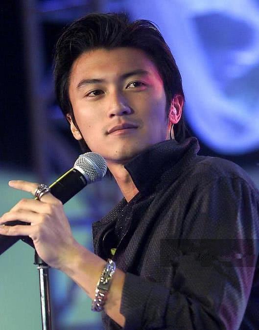 谢霆锋23岁旧照公开,长相帅气,素颜也能秒杀如今“浓妆”小鲜肉