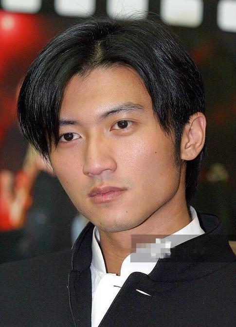 谢霆锋23岁旧照公开,长相帅气,素颜也能秒杀如今“浓妆”小鲜肉