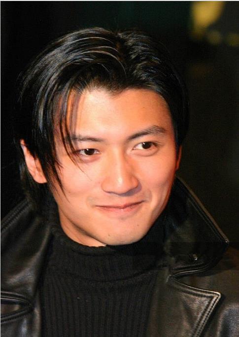 谢霆锋23岁旧照公开,长相帅气,素颜也能秒杀如今“浓妆”小鲜肉