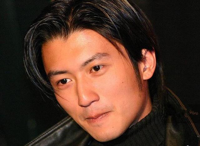 谢霆锋23岁旧照公开,长相帅气,素颜也能秒杀如今“浓妆”小鲜肉