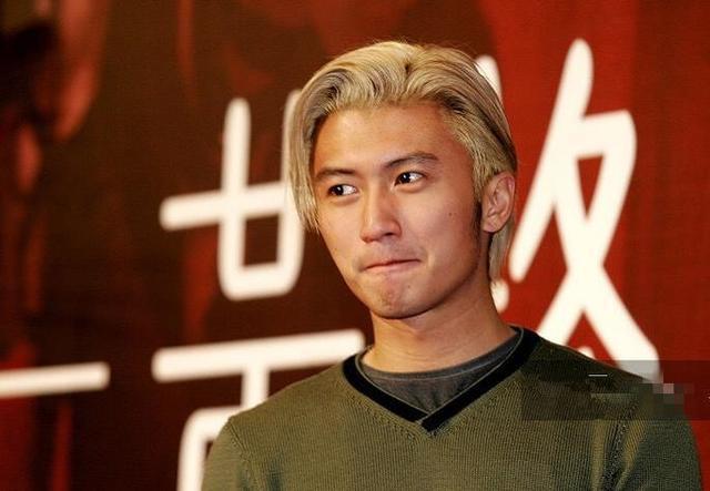 谢霆锋23岁旧照公开,长相帅气,素颜也能秒杀如今“浓妆”小鲜肉