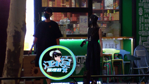 张翰疑与新女友深夜约会 两人戴口罩一同驾车回家